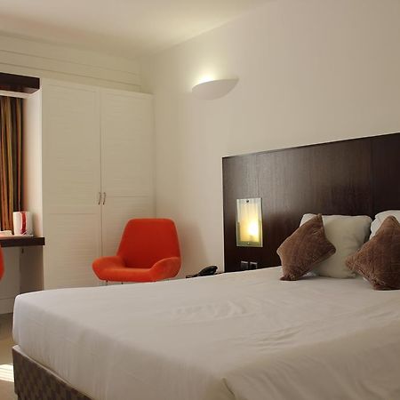 Hotel Le Saint Denis Bagian luar foto