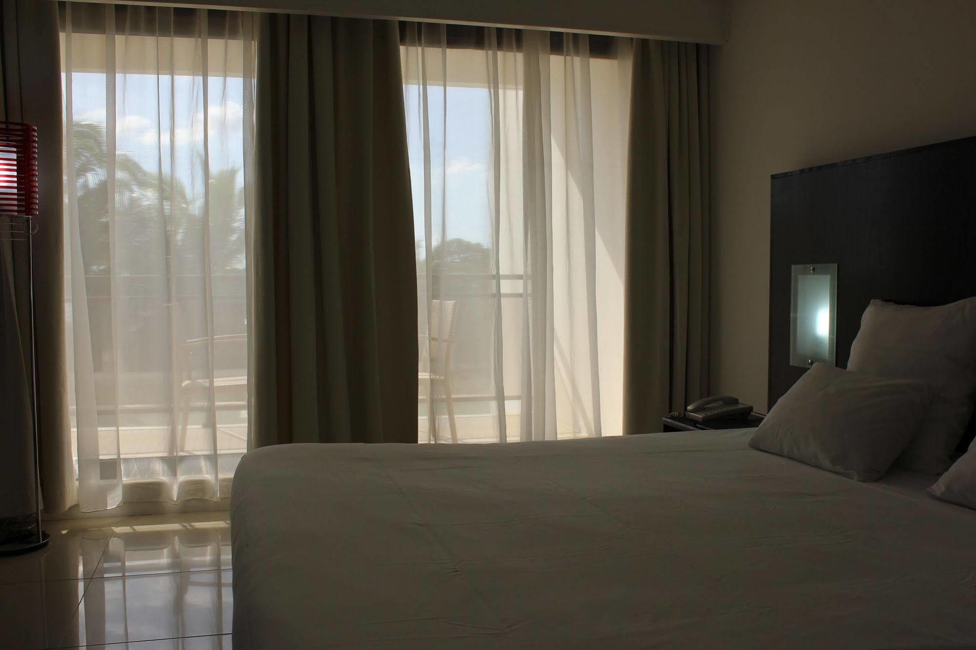 Hotel Le Saint Denis Bagian luar foto